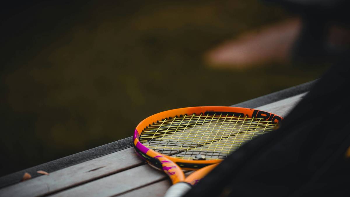 Before and after stats showing Marta's serve accuracy and match win rate improvement after switching to a carbon frame racket