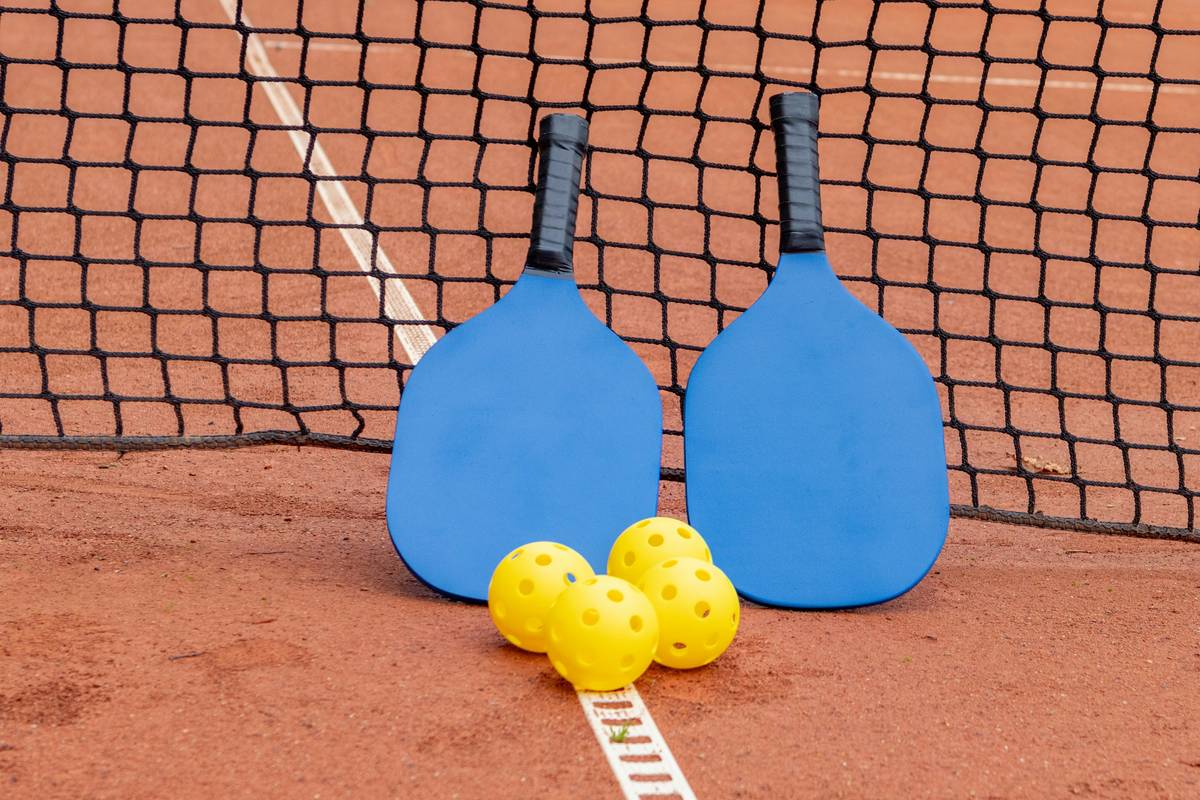 Chart showing pressure decay of pressurized padel balls over time and temperature