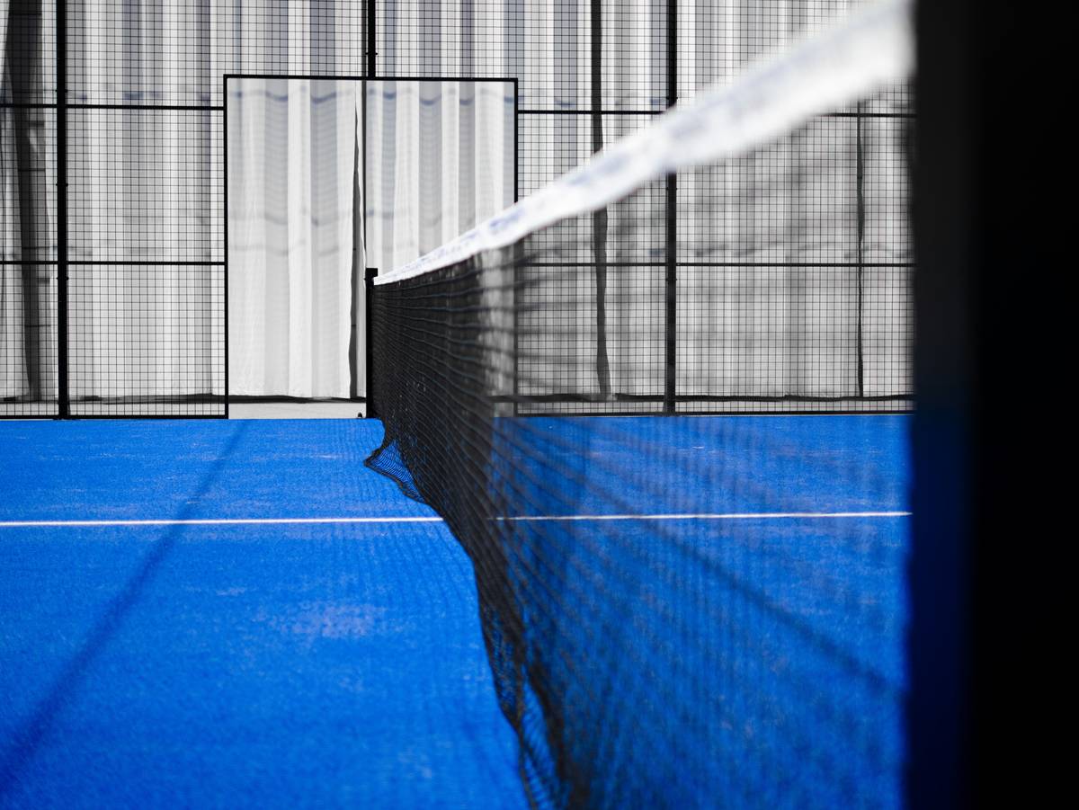Diagram showing official padel court dimensions: 10m x 20m, 3m back walls, 6m minimum height, net specs