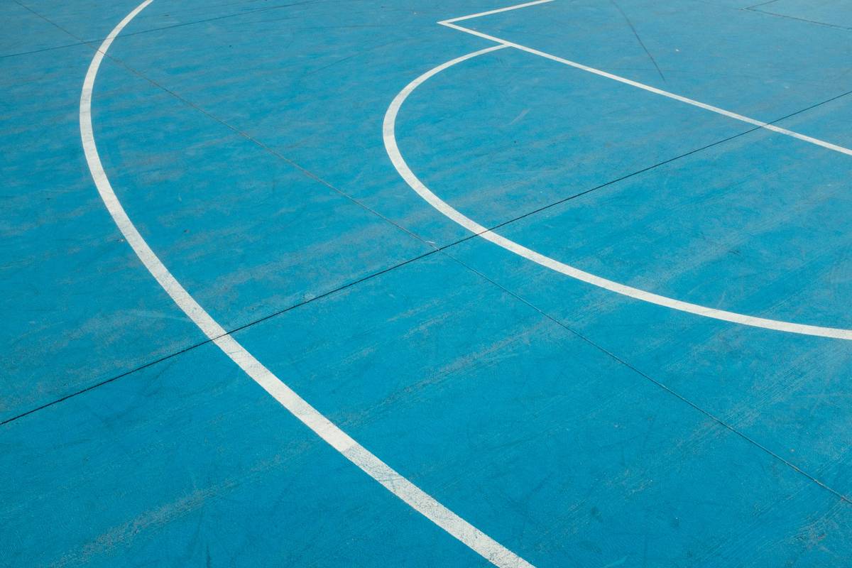 Chart showing ideal rough surface texture depth range for padel courts (0.8–1.2 mm) with real-world examples from Madrid and Buenos Aires clubs