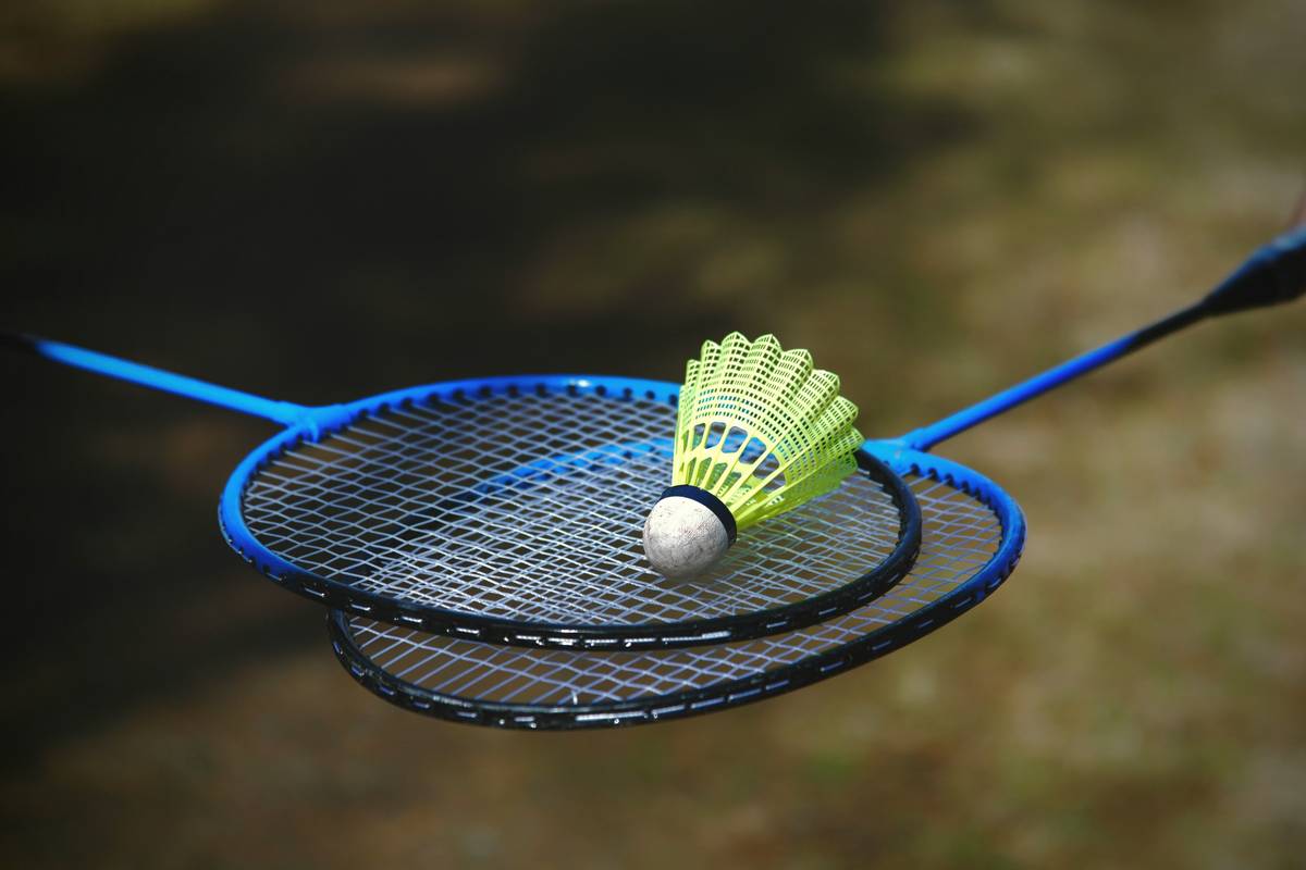 Diagram showing core compression, face delamination, and edge chipping as primary failure points in padel paddles