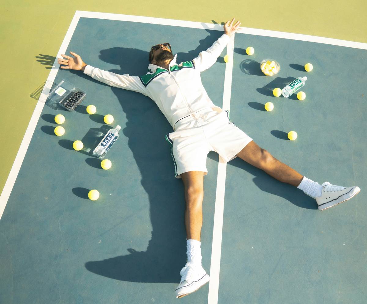 Diagram showing optimal contact point and spin axis for vibora execution in padel