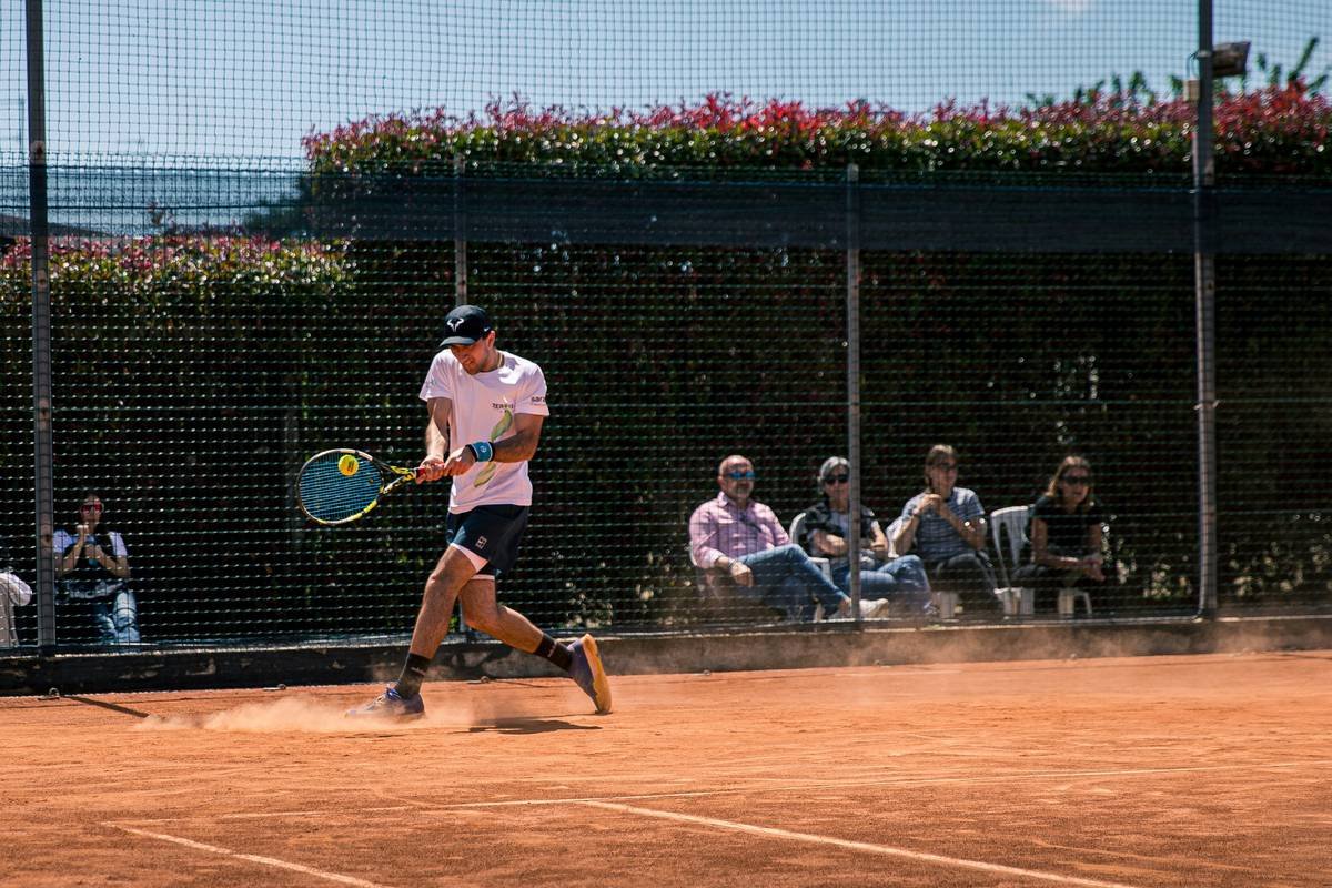 Bar chart showing FIP data: only 12% of self-identified advanced padel players exhibit all five elite competencies
