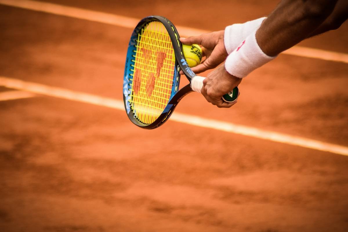 Chart showing unstrung vs strung weight ranges for beginner, intermediate, and advanced padel rackets