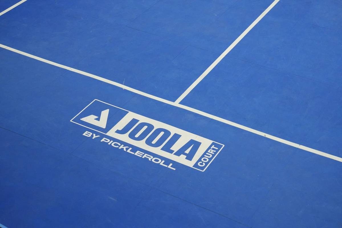Diagram comparing sweet spot sizes on round vs. diamond padel rackets, showing 37% larger responsive area on round frame