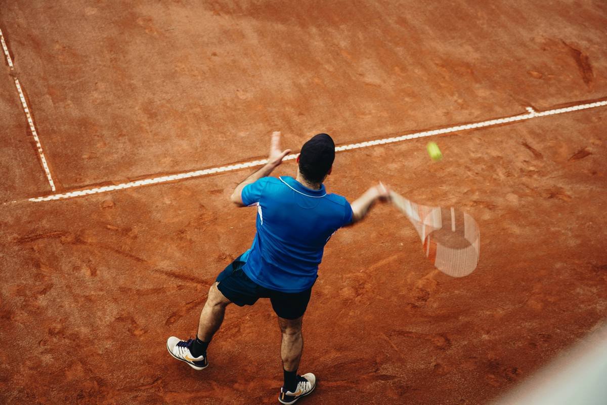 Infographic comparing control-oriented vs power-oriented padel shot trajectories showing lower net clearance, deeper bounce, and reduced error margin for control shots