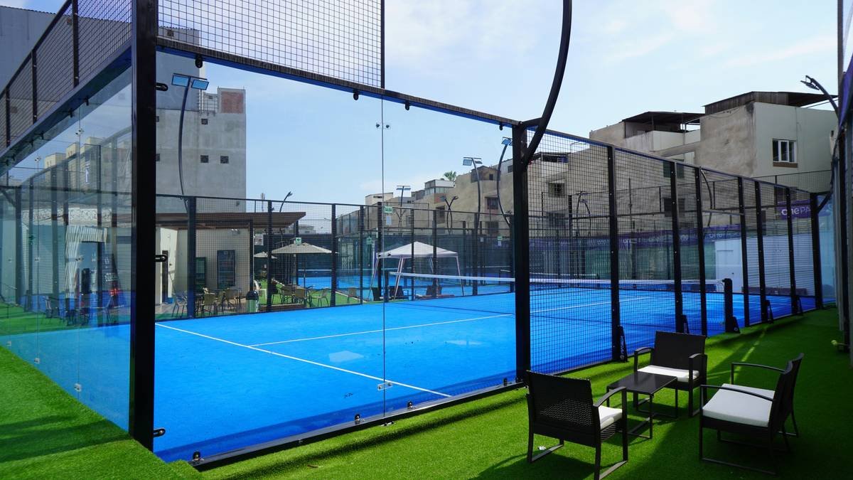 Infographic showing key components of a padel beginner starter kit: racket, shoes, overgrip, balls, and towel