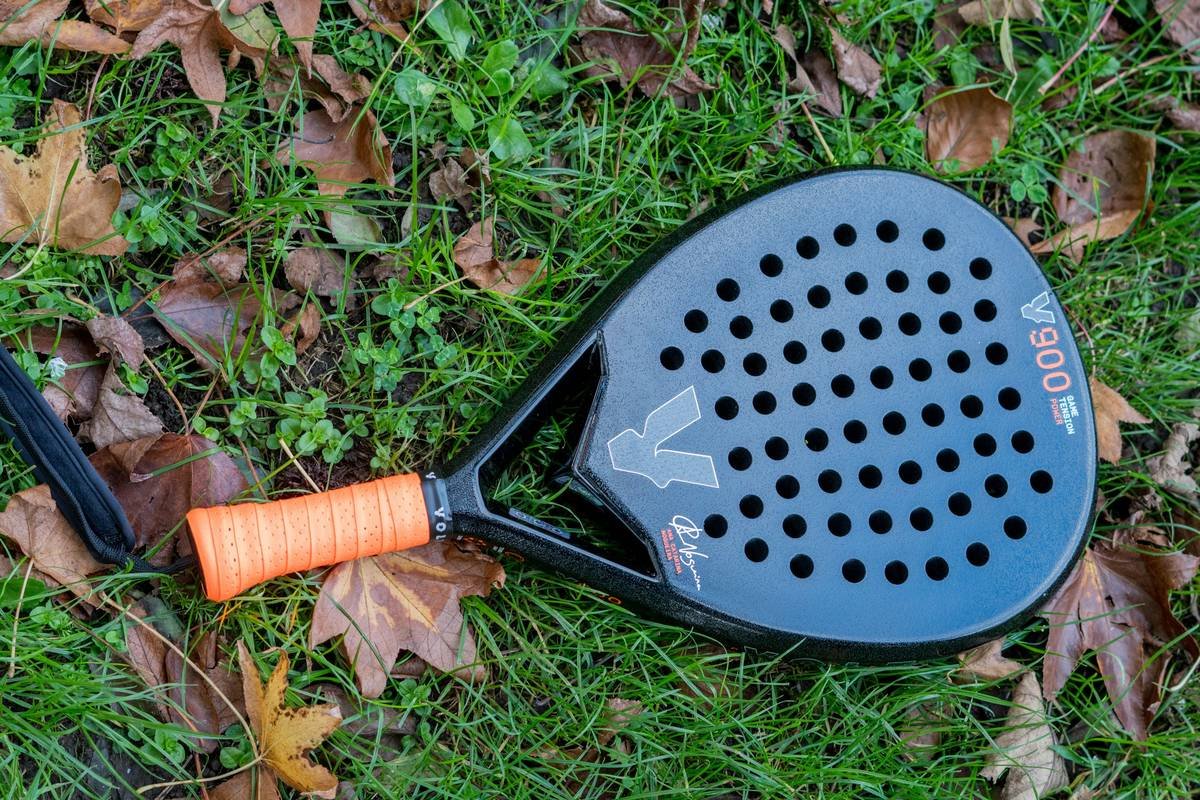 Side-by-side comparison showing standard vs extended length padel paddle reach zones during a lob defense scenario