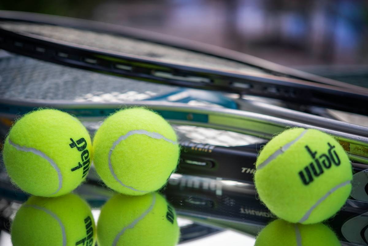 Side-by-side image: left shows padel racket with intact head guard bumper, right shows same model with chipped frame after wall impacts