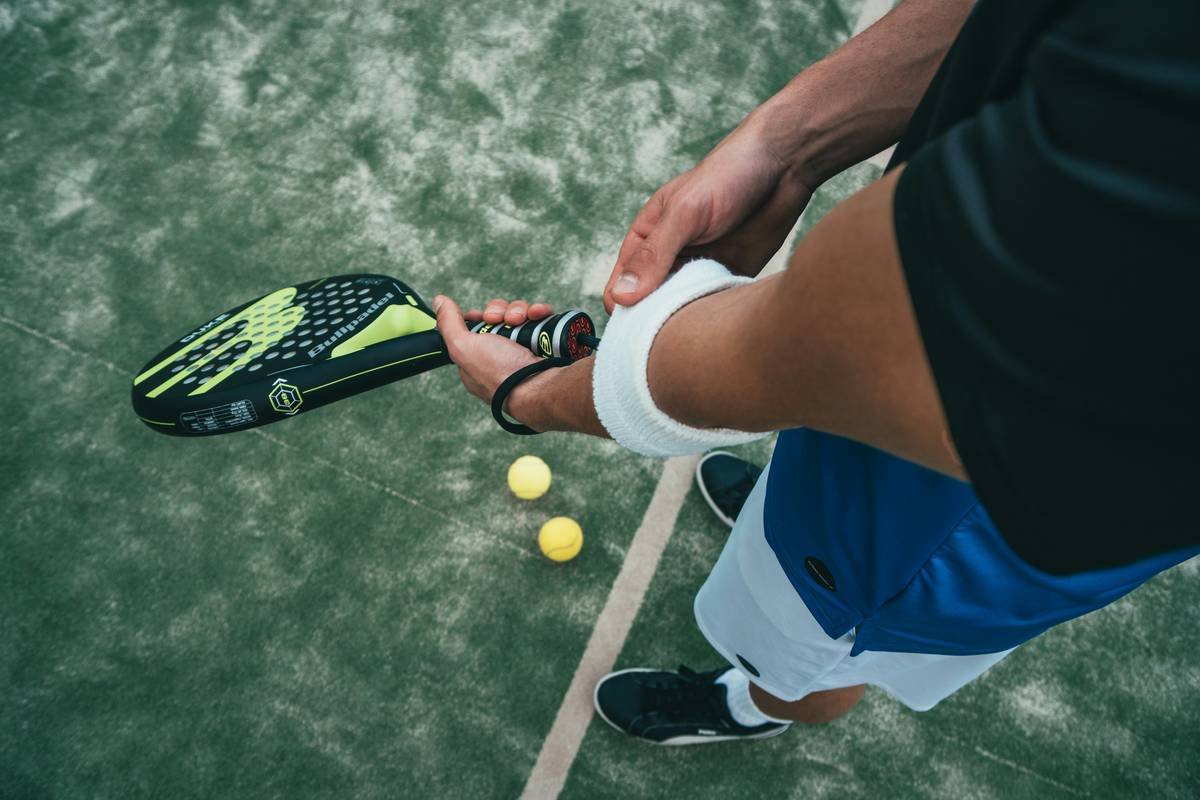 Why Your Padel Game Sucks (And How the “Maneuverable Balance Point” Fixes It)