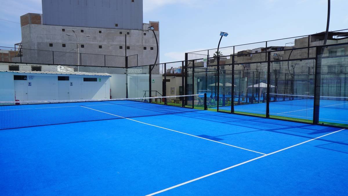 Wind tunnel test showing air resistance differences between three padel racket hole patterns