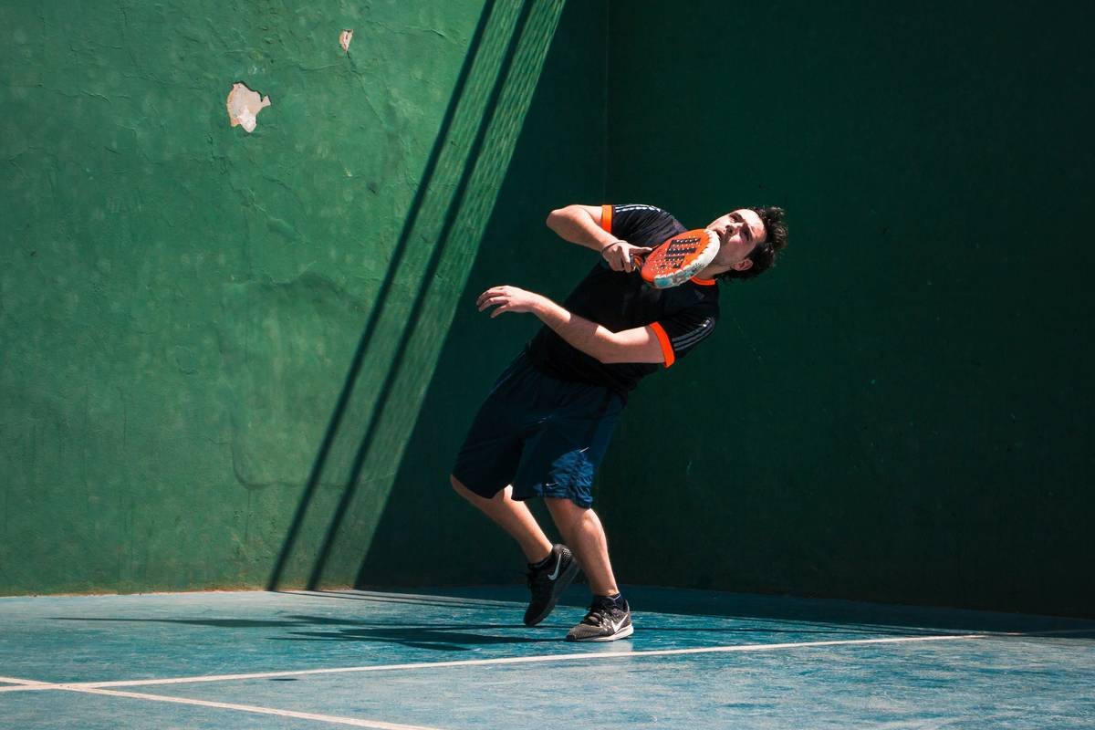 Mastering the Defensive Lob Height in Padel: Why Most Players Get It Wrong